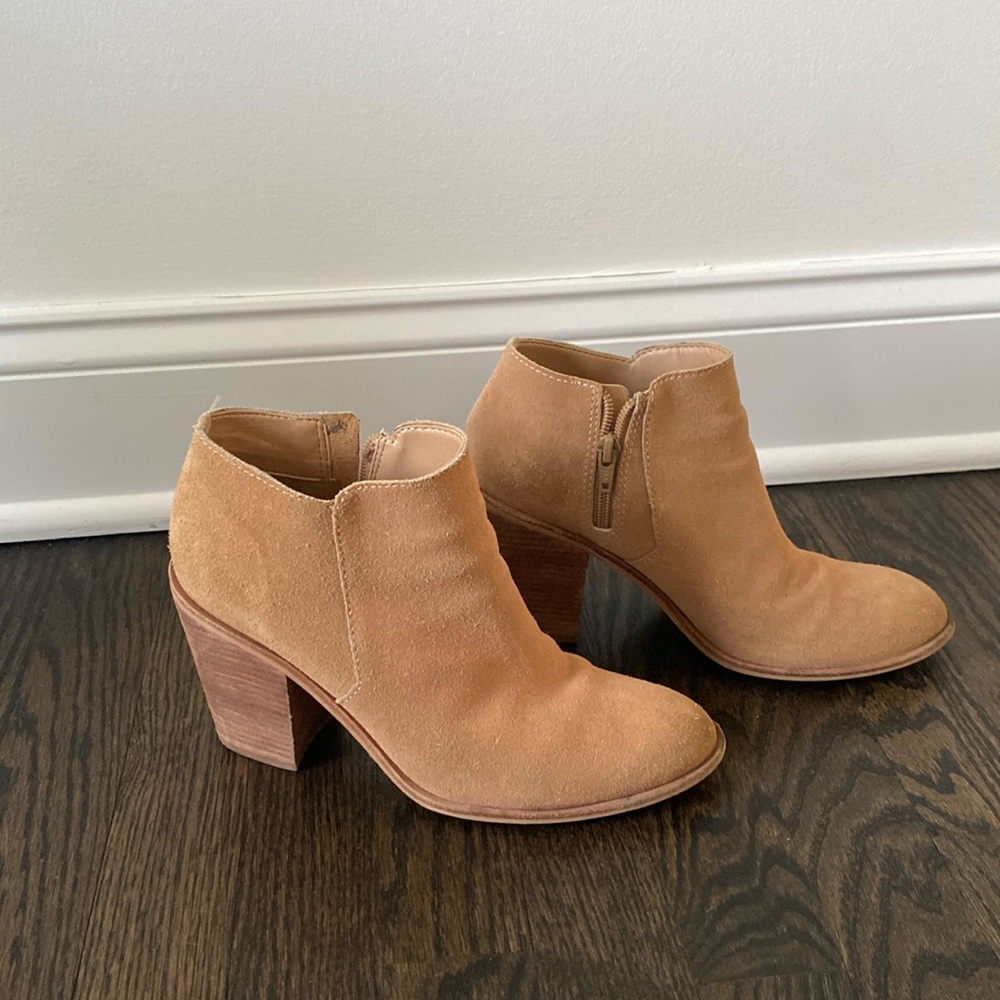 Kaanas tan suede booties